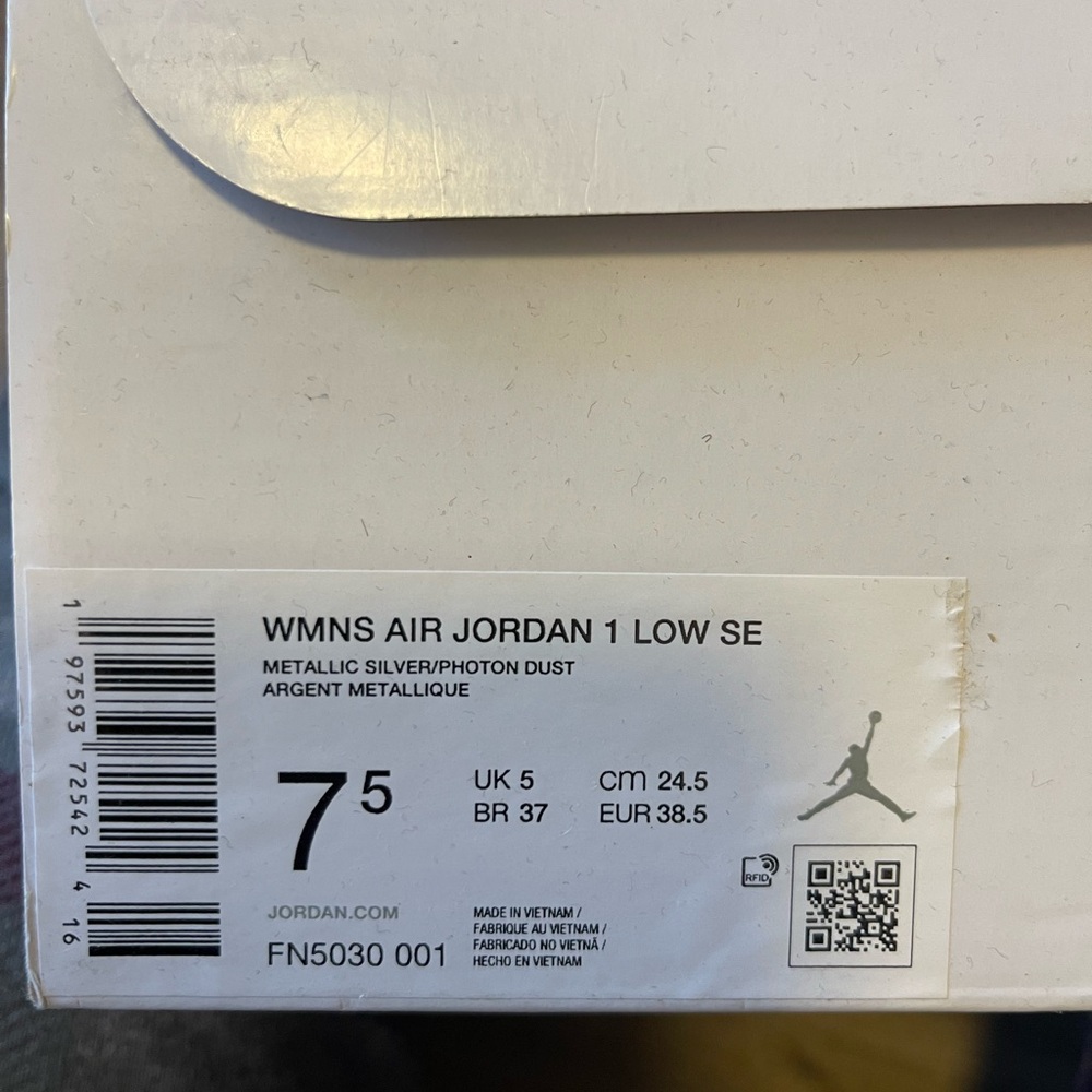 NWT Women’s Nike Jordan Air 1 Low SE Sneakers Metallic Silver/Photon Dust - Picture 6 of 11